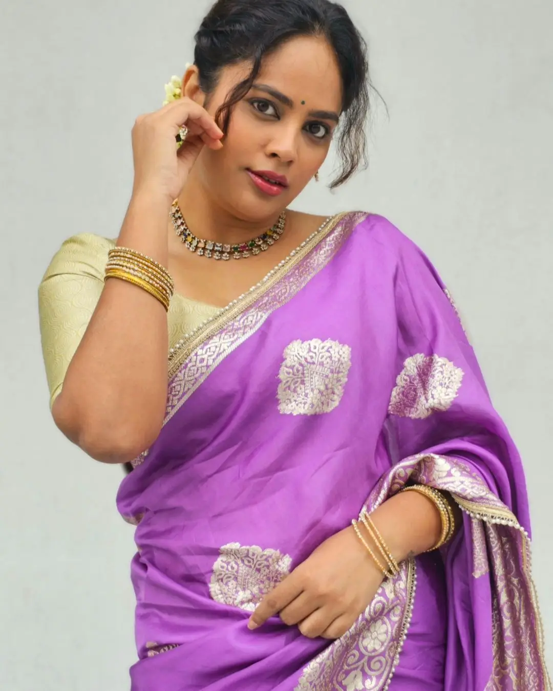 NANDITA SWETHA STILLS IN VIOLET SAREE YELLOW BLOUSE